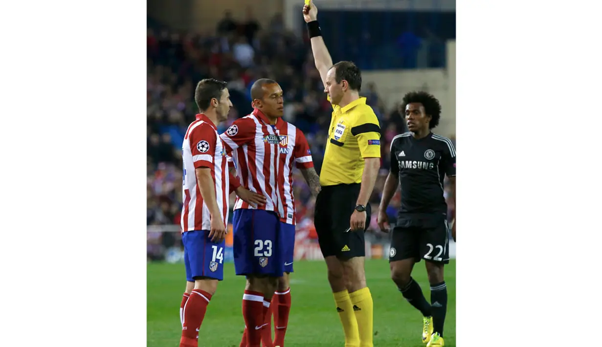 Beberapa kali terlihat wasit Jonas Eriksson mengeluarkan kartu kuning untuk pemain kedua kesebelasan (Atl Madrid dan Chelsea) dalam laga pertama semifinal Liga Champions di stadion Vicente Calderon, Madrid, (23/4/2014). (REUTERS/Paul Hanna)