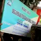 Warga menurunkan plang di rumah diduga penampung komunitas LGBT. (Liputan6.com/M Syukur)