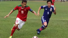 Kapten Timnas Indonesia U16, Egi Maulana, berusaha melewati pemain Jepang U16 saat ujicoba di Lapangan Padepokan Voli Indonesia di Sentul, Bogor, Jawa Barat. Selasa (15/4).