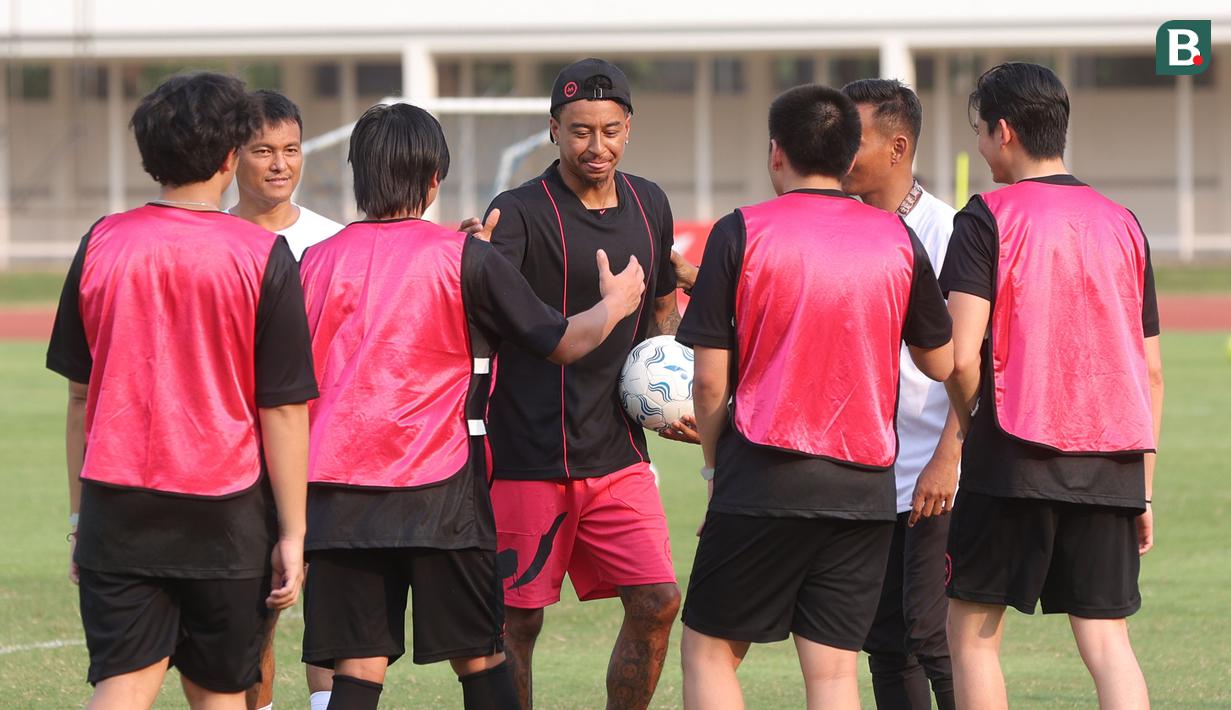 <p>Mantan penyerang Manchester United, Jesse Lingard bersalaman dengan para pemain muda setelah memberikan coaching clinic di Stadion Madya Senayan, Jakarta Pusat, Sabtu (10/6/2023). Kegiatan tersebut diikuti oleh hampir 100 anak dari Jakarta Intercultural School dan ada juga dari sekolah sepak bola lainnya. (Bola.com/M Iqbal Ichsan)</p>