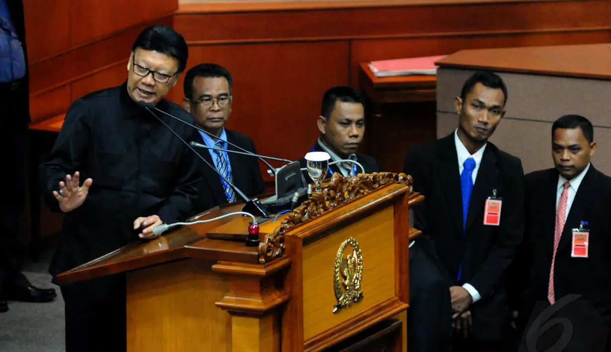 Sekjen DPP PDIP Tjahjo Kumolo menyatakan fraksi PDIP memutuskan "walk out" dari Rapat Paripurna Pemilihan Pimpinan DPR, Jakarta, (2/10/14). (Liputan6.com/Andrian M Tunay) 