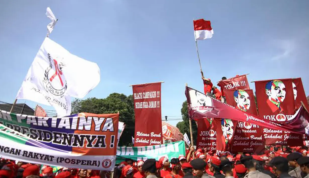Tampak pula spanduk dan poster yang dibawa para pendukung Jokowi-JK (Liputan6.com/Faizal Fanani)