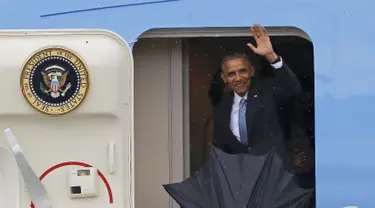 Presiden AS, Barack Obama melambaikan tangan saat turun dari pesawat Air Force One setibanya di Bandara Internasional Havana, Kuba, Minggu (20/3). Kunjungan Obama ini yang pertama dilakukan seorang presiden AS sejak 88 tahun lalu. (REUTERS/stringer)