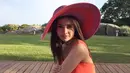 Topi menjadi salah satu fashion item yang tak boleh dilewatkan bagi wanita 25 tahun saat tamasya. Penampilan Michelle dengan topi fedora berwarna merah membuat ia terlihat menawan. (Liputan6.com/IG/@michelleziu)