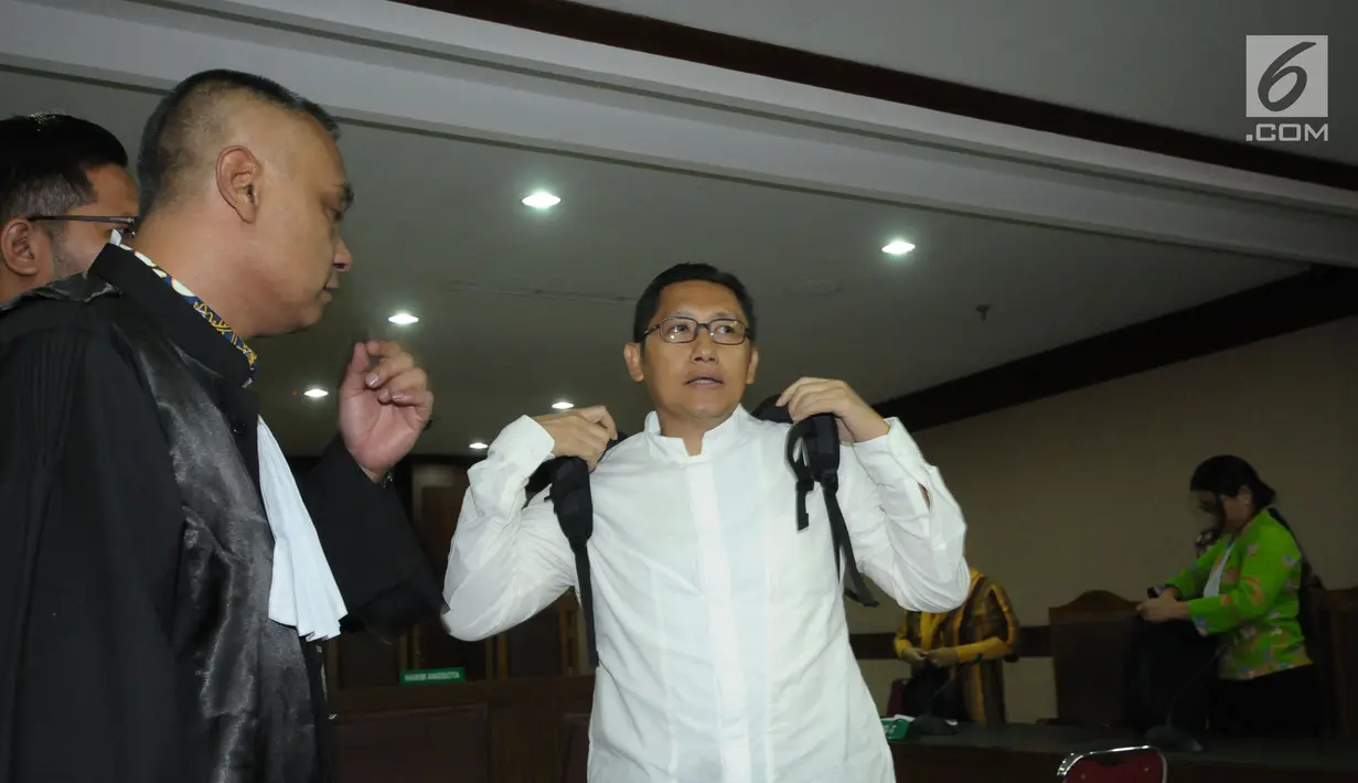 Mantan politisi Partai Demokrat, Anas Urbaningrum usai mengikuti sidang perdana pengajuan Peninjauan Kembali (PK) kasus korupsi dan pencucian uang proyek P3SON Hambalang di Pengadilan Tipikor, Jakarta, Kamis (24/5). (Liputan6.com/Helmi Fithriansyah)