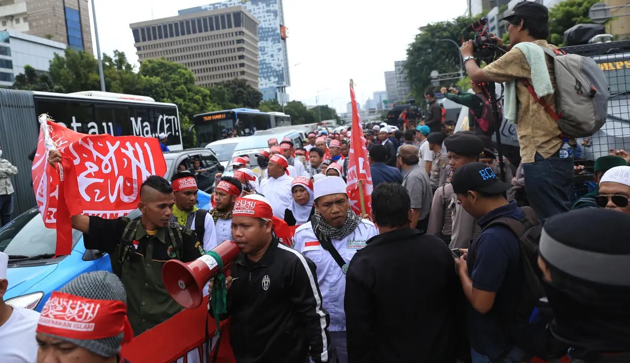 Banyaknya masa yang memenuhi jalan, membuat polisi  yang menjaga mengalihkan kendaraan yang melintasi didepan gedung ke jalur busway. (Adrian Putra/Bintang.com)