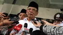 Anggota Dewan Pertimbangan Presiden (Watimpres) KH. Hasyim Muzadi (tengah) memberikan keterangan kepada wartawan di gedung KPK, Jakarta, Senin (18/1). Kedatangan Hasyim ke KPK dalam rangka silaturahmi dengan lima pimpinan KPK. (Liputan6.com/Helmi Afandi)