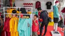 Beragam suvenir mulai dari pakaian hingga boneka maskot Piala Dunia U-17 Indonesia 2023 dijual di gerai resmi. (Liputan6.com/Faizal Fanani)