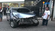 Enam anak di bawah umur tertangkap warga setelah berusaha kabur usai menabrak tiga mobil lainnya di Jalan Radio Dalam 6, Jakarta Selatan.