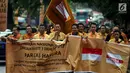 Kader Partai Hanura versi Sariffudin Sudding melakukan Long March sambil membawa spanduk menuju kediaman Dewan Pembina Partai Hanura Wiranto di Cipayung, Jakarta, Kamis (18/1). (Liputan6.com/JohanTallo)