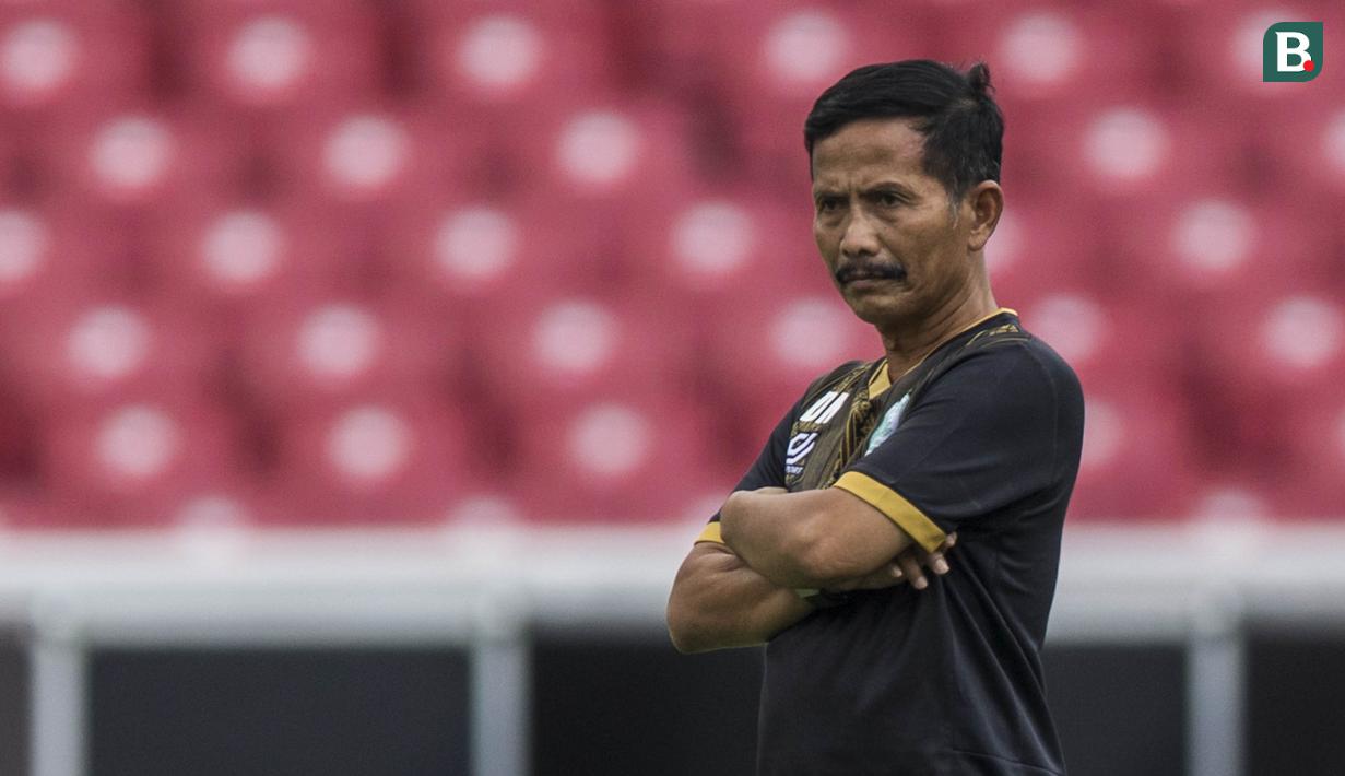 Pelatih PSMS Medan, Djadjang Nurdjaman, mengamati anak asuhnya saat latihan di SUGBK, Jakarta, Jumat (16/2/2018). Latihan ini merupakan persiapan jelang perebutan tempat ketiga Piala Presiden 2018. (Bola.com/Vitalis Yogi Trisna)