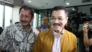 Senyum Mantan Menteri Dalam Negeri Gamawan Fauzi tiba di Gedung KPK, Jakarta, Rabu (12/10). Pemanggilan Gamawan terkait kasus dugaan korupsi proyek penerapan e-KTP. (Liputan6.com/Helmi Afandi)