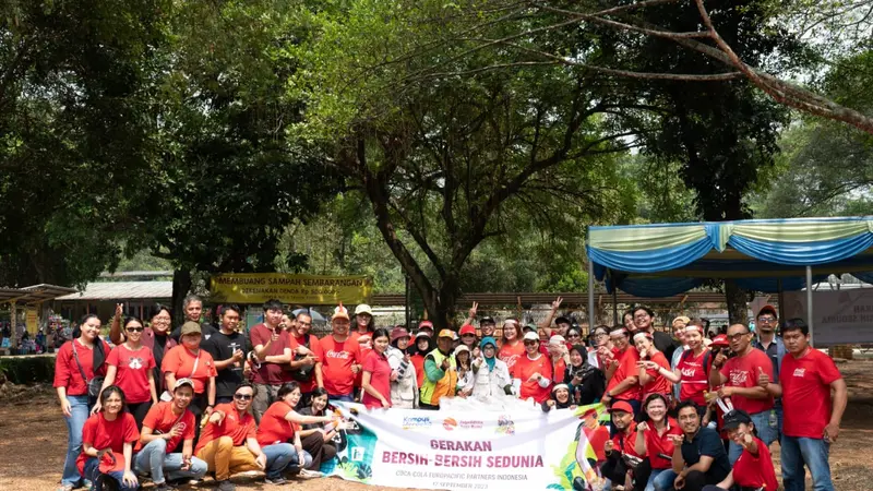 Coca-Cola Europacific Partners Indonesia (CCEP Indonesia) mengadakan gerakan bersih-bersih serentak di 10 kota yang melibatkan lebih dari 1.000 partisipan, termasuk karyawan, komunitas, serta pemerintah daerah (pemda).