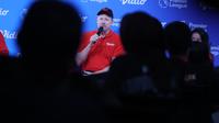 Kiper legendaris Manchester United, Peter Schmeichel (tengah), memberikan keterangan saat konferensi pers pengumuman pemegang hak siar Premier League 2023/2024 di Indonesia oleh Vidio.com di SCTV Tower, Jakarta, Jumat (4/8/2023). (Bola.com/M Iqbal Ichsan)