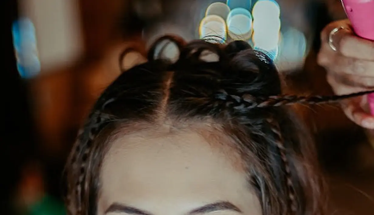 Beri gaya beda dengan eyeliner bawah mata warna shocking pink dan biru aquamarine. [@zaraadhsty]