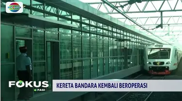 Sejumlah penumpang menggunakan kereta bandara yang mulai beroperasi kembali setelah sempat berhenti.