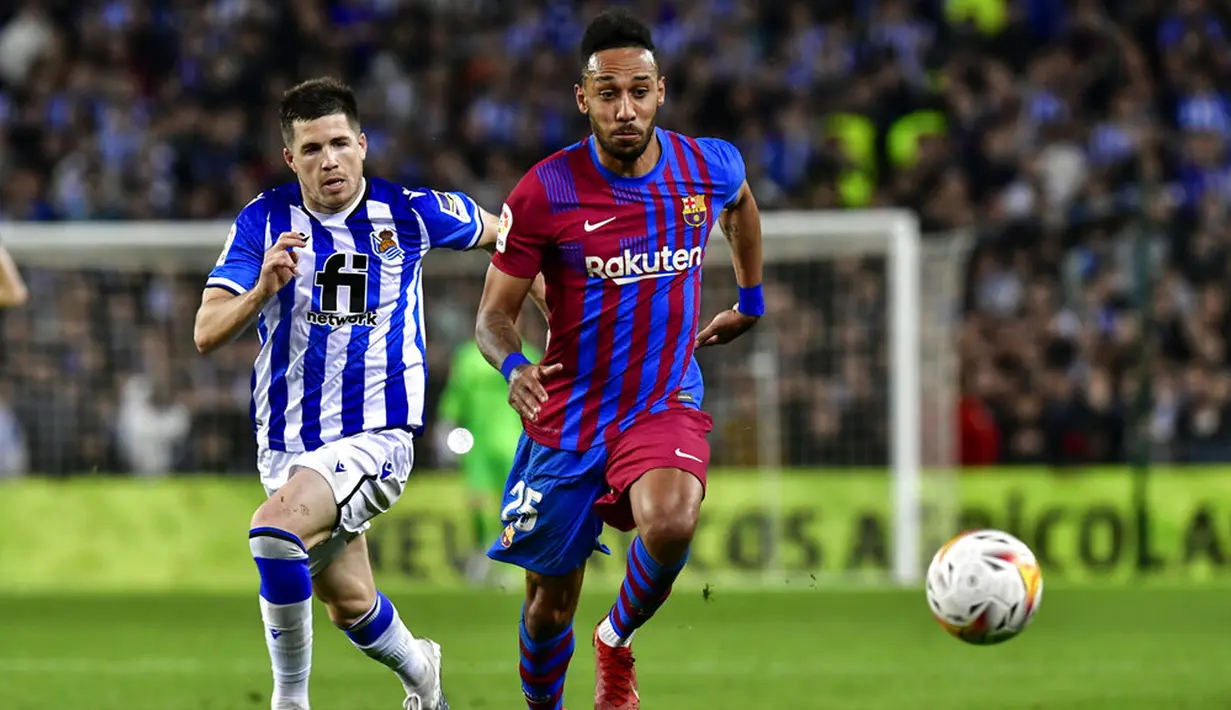 <p>Pemain Barcelona Pierre-Emerick Aubameyang (kanan) berlari mengejar bola saat melawan Real Sociedad pada pertandingan Liga Spanyol di Reale Arena Stadium, San Sebastian, Spanyol, 21 April 2022. Barcelona menang 1-0. (AP Photo/Alvaro Barrientos)</p>