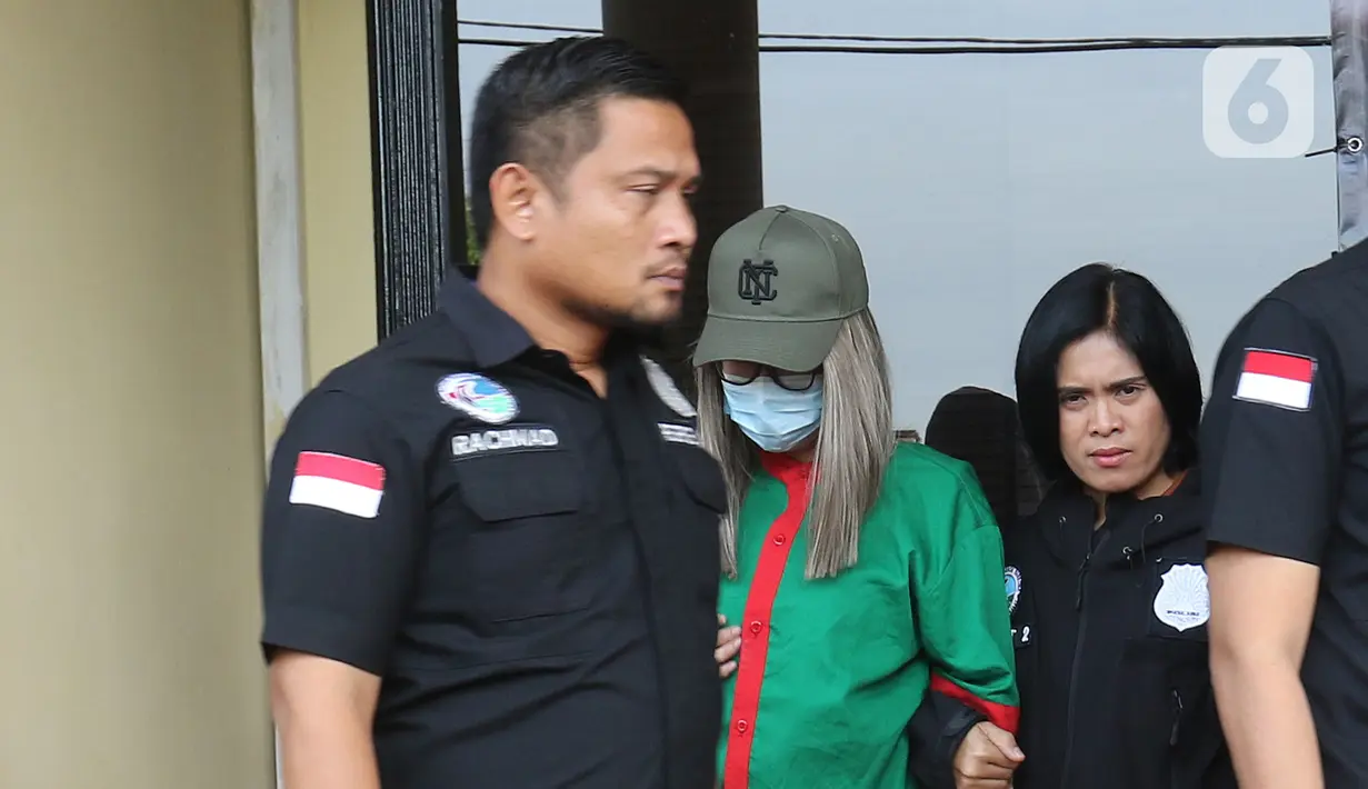Petugas menghadirkan selebgram Lucinta Luna saat rilis kasus narkoba di Polres Jakarta Barat, Rabu (12/2/2020). Lucinta Luna ditetapkan sebagai tersangka kasus kepemilikan narkoba setelah positif mengonsumsi psikotropika seperti benzo dan ekstasi. (Liputan6.com/Herman Zakharia)