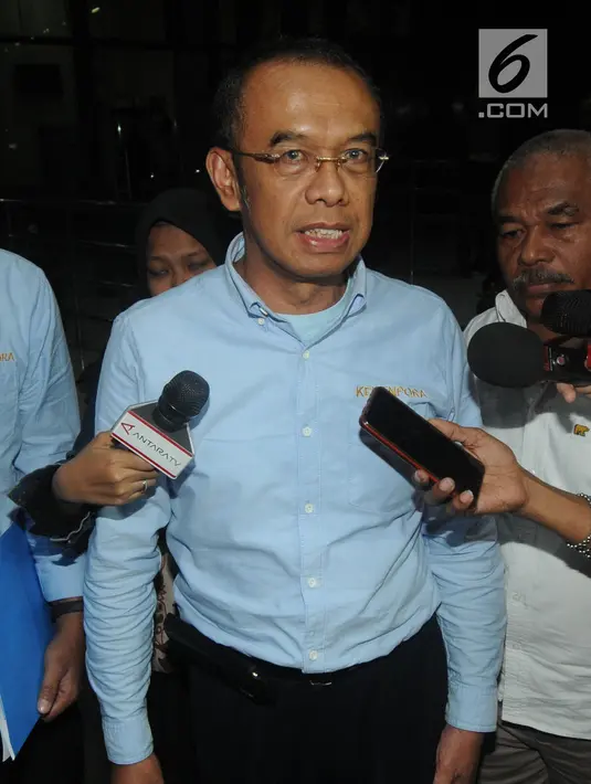 Sekretaris Menpora Gatot Sulistiantoro Dewa Broto diwawancari wartawan usai menjalani pemeriksaan di Gedung KPK, Jakarta, Selasa (24/09/2019). Gatot Sulistiantoro diperiksa sebagai saksi untuk tersangka Miftahul Ulum Asisten Pribadi Menpora Imam Nahrawi. (merdeka.com/Dwi Narwoko)