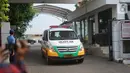 Ambulans membawa jenazah yang diduga warga negara China yang hilang saat tengah menyelam di Pulau Sangiang, Bandara Halim Perdanakusuma, Jakarta, Senin (11/11/2019). Jenazah yang sudah sulit dikenali tersebut diserahkan ke Tim DVI Mabes Polri untuk diidentifikasi. (Liputan6.com/Immanuel Antonius)
