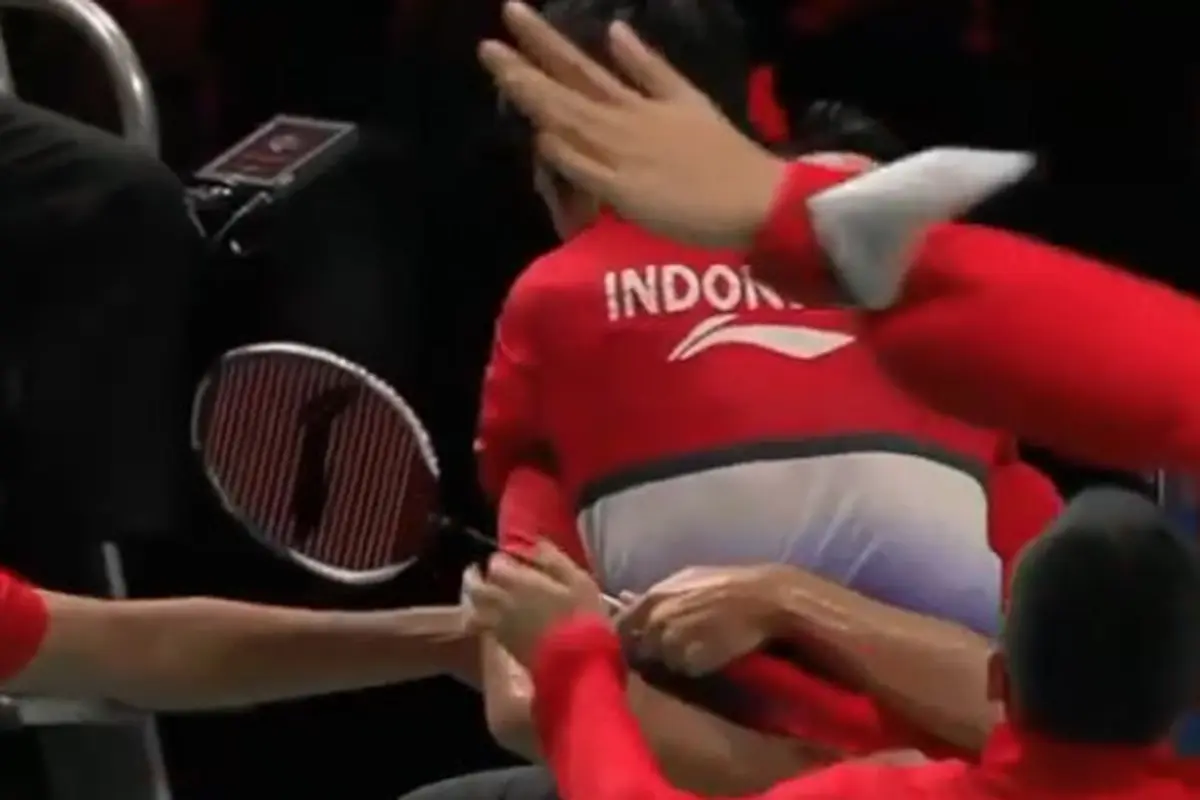 Juara Thomas Cup 2020, Momen Gemas Anthony Sinisuka Ginting Lompat dan Peluk Jonatan Christie Usai Taklukkan China