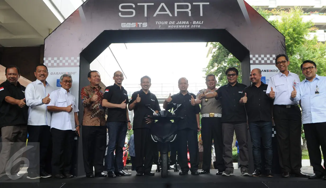 Menristekdikti Mohammad Nasir berfoto bersama saat seremoni pelepasan 'GESITS Tour de Jawa Bali' di Jakarta, Senin (7/11). Motor listrik karya anak bangsa, Gesits akan diuji dalam touring 'GESITS Tour de Jawa Bali'. (Liputan6.com/Helmi Afandi)