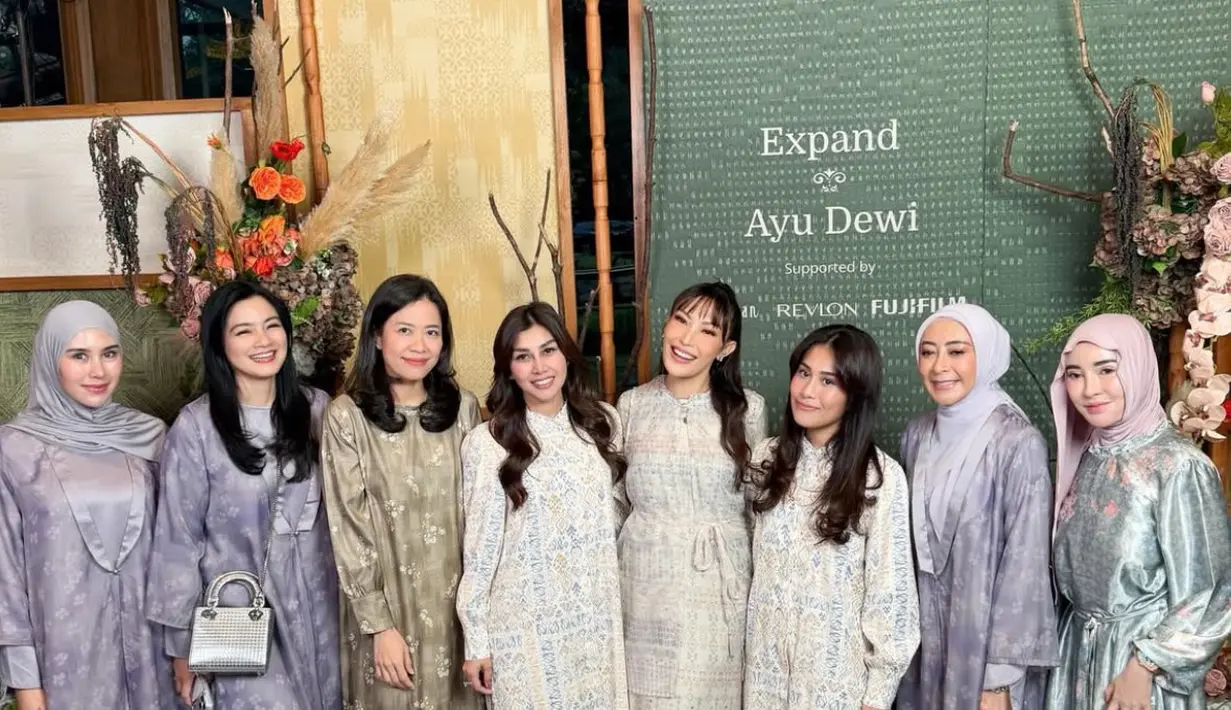 Syahnaz Sadiqah  tampil mengenakan long dress lengan panjang warna ungu dihiasi motif dipadukan kerudunh abu-abu polos. [@mrsayudewi]