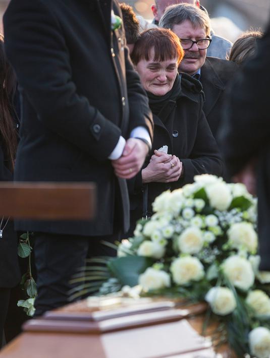 Kesedihan keluarga dan kerabat saat mengiringi pemakaman wartawan investigasi Jan Kuciak di Stiavnik, Slovakia (3/3). Laporan Kuciak menggambarkan dugaan hubungan antara seorang tersangka anggota Ndrangheta, keluarga mafia Italia. (AP Photo/Bundas Engler)