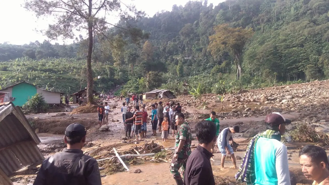 Banjir bandang porak-porandakan Desa Sukawangi, Bogor (Liputan6.com/Achmad Sudarno)