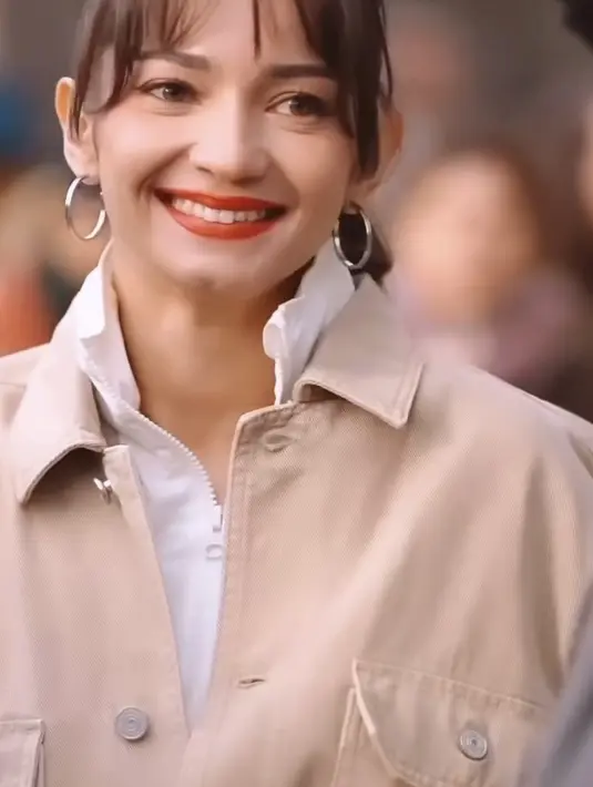 Ia tampil bright dengan lipstik merah yang dikenakan. Rambutnya diikat belakang model ponytail dengan poni depan yang berjarak. Anting hoops melengkapi penampilan. [@enzystoria]