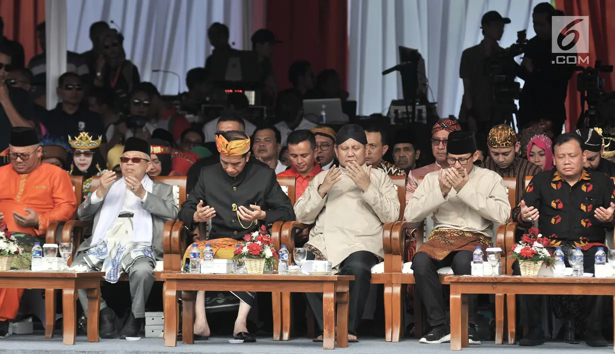 Pasangan capres dan cawapres Joko Widodo-Ma'ruf Amin dan Prabowo Subianto-Sandiaga Uno memanjatkan doa saat Deklarasi Kampanye Damai di Monas, Jakarta, Minggu (23/9). (Merdeka.com/Iqbal Nugroho)