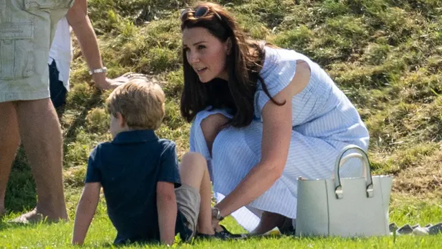 Putri Charlotte dan Pangeran George Saat Main di Luar