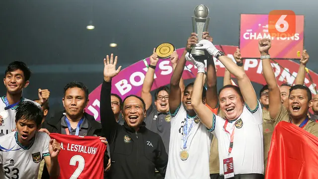 Foto: Bima Sakti dan Timnas Indonesia U-16 Kasih Kado Trofi Juara Piala AFF U-16 2022 untuk Kemerdekaan RI
