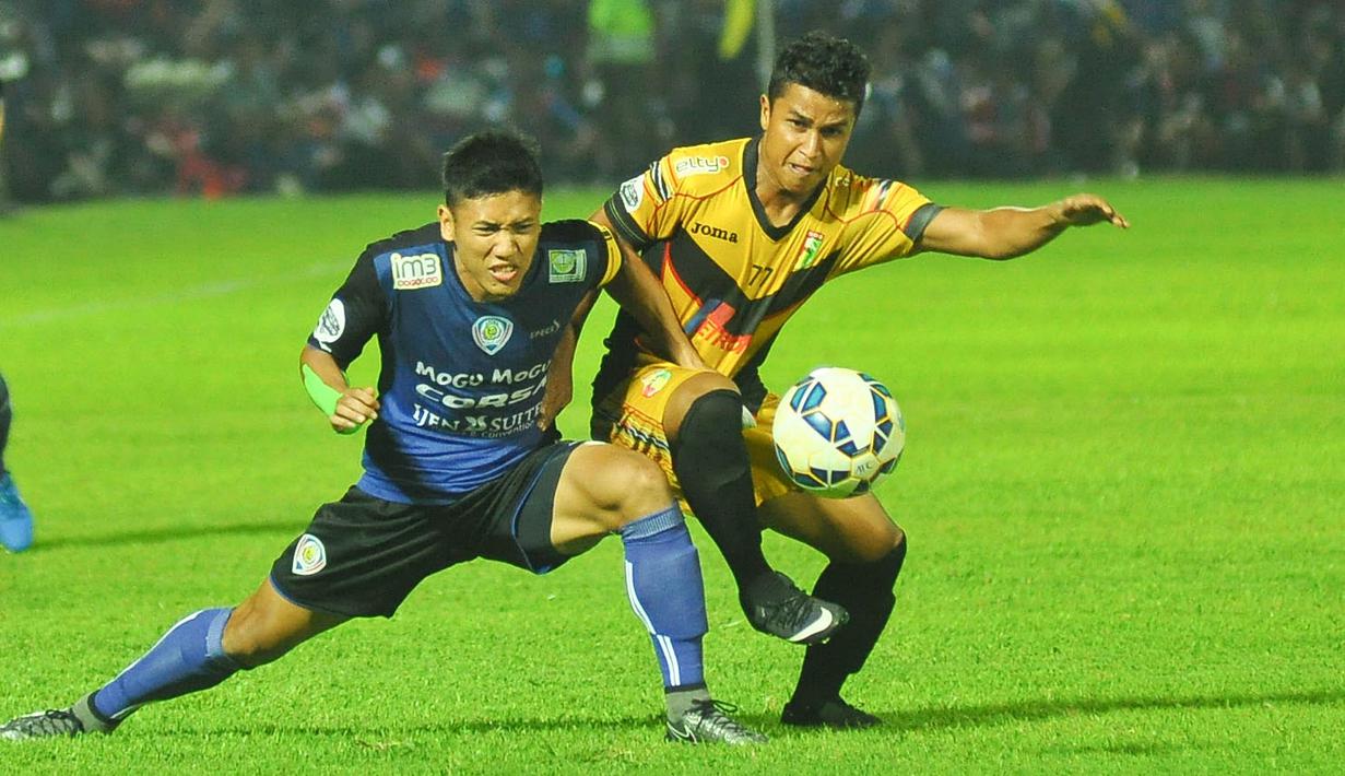 Pemain Arema Cronus, Ahmad Bustomi (kiri) berebut bola dengan pemain Mitra Kukar, Defri Rizky, dalam semifinal Piala Jenderal Sudirman di Stadion Kanjuruhan, Malang, Minggu (17/1/2016). (Bola.com/Kevin Setiawan)