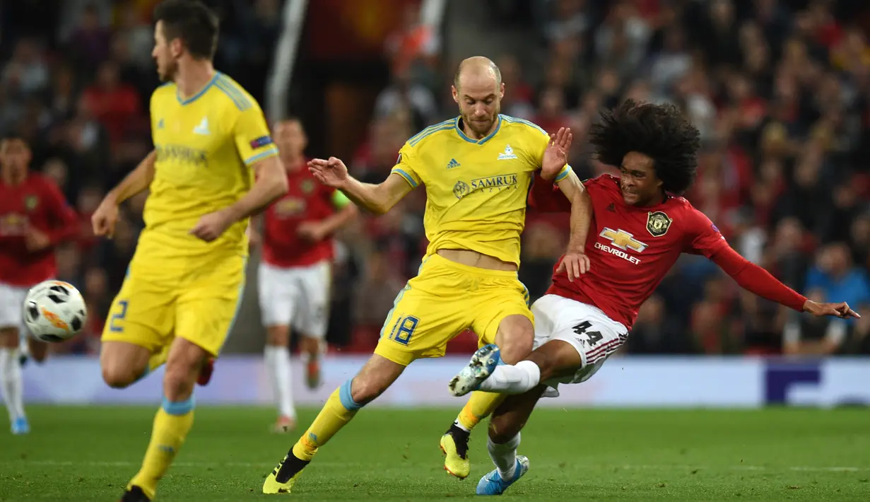 Gelandang Manchester United, Tahith Chong, mengirim umpan saat melawan Astana pada laga Europa League di Stadion Old Trafford, Manchester, Kamis (19/9). MU menang 1-0 atas Astana. (AFP/Oli Scarff)