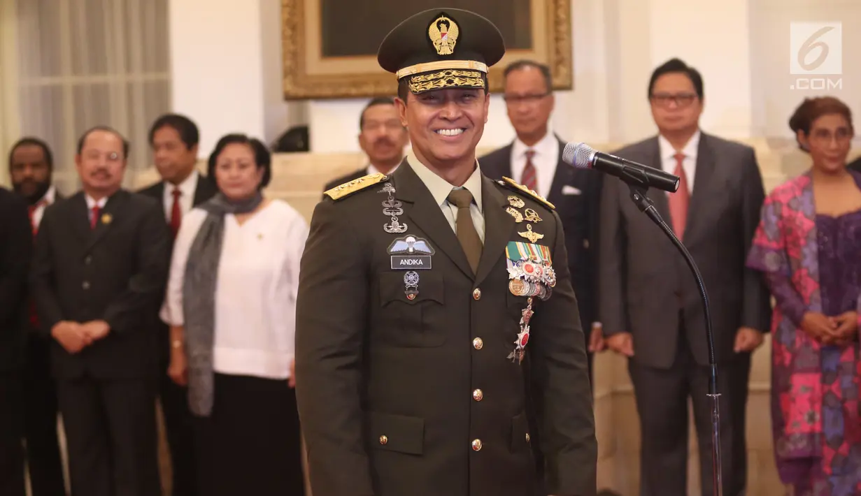 Letjen Andika Perkasa menghadiri pelantikan sebagai Kepala Staf TNI Angkatan Darat (KSAD) di Istana Kepresidenan, Jakarta, Kamis (22/11). Andika yang sebelumnya menjabat Pangkostrad menggantikan Jenderal TNI Mulyono. (Liputan6.com/Angga Yuniar)