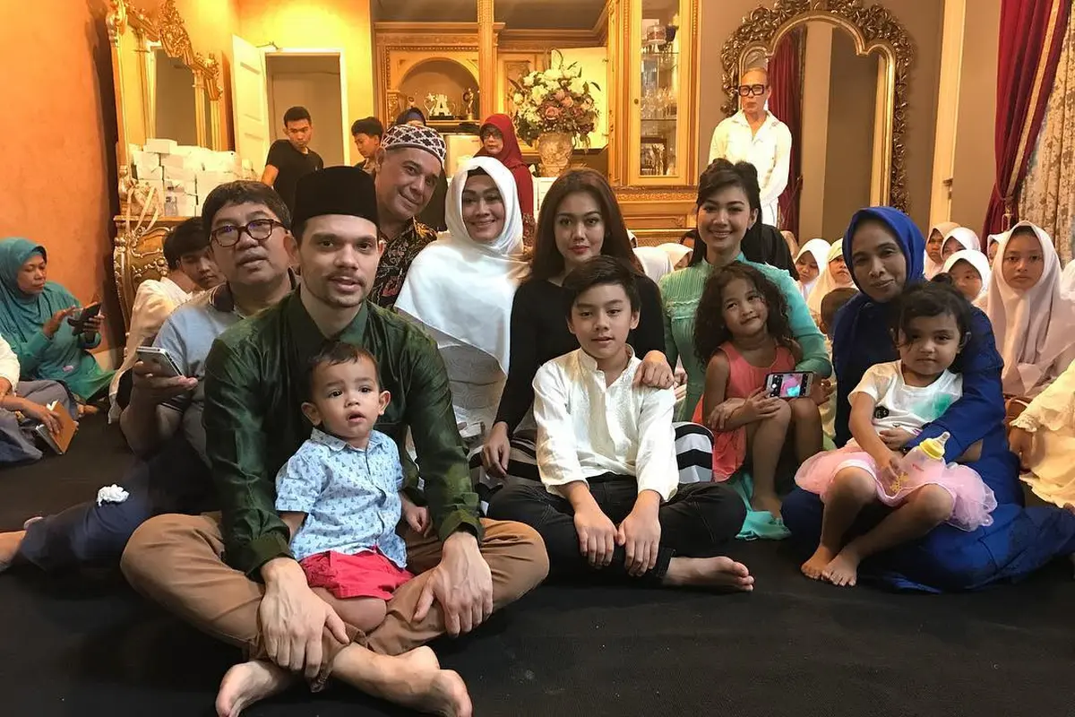 [Bintang] Nia Anggia dan keluarga Julia Perez
