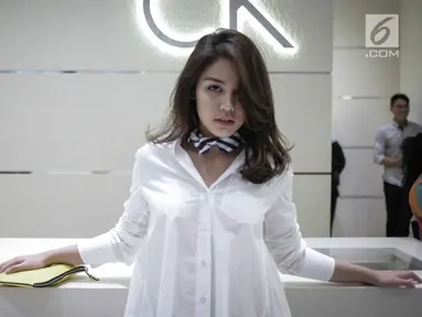 Artis peran Vanessa Prescilla berpose saat menghadiri peluncuran salah satu brand produk di Jakarta, Rabu (21/3). Vanesha Prescilla ramai diperbincangkan publik usai membintangi film Dilan 1990. (Liputan6.com/Faizal Fanani)