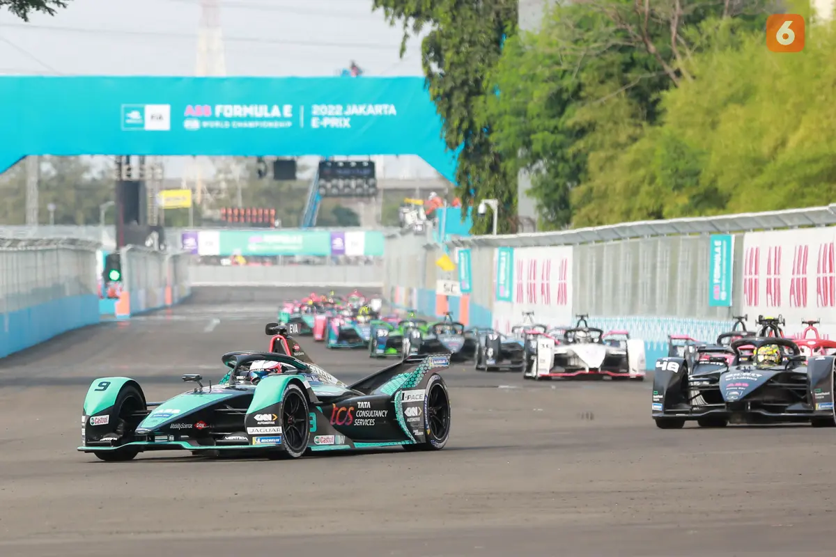 Foto: Manuver Cantik Mitch Evans jelang Akhir Balapan jadi Penentu Kemenangan atas Jean-Eric Vergne di Formula E Jakarta 2022