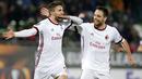 Pemain AC Milan, Fabio Borini (kiri) merayakan gol bersama rekannya Giacomo Bonaventura pada laga 32 besar Liga Europa di Ludogorets Arena, Razgrad, Bulgaria, (15/2/2018). AC milan menang 3-0. (AP Photo)