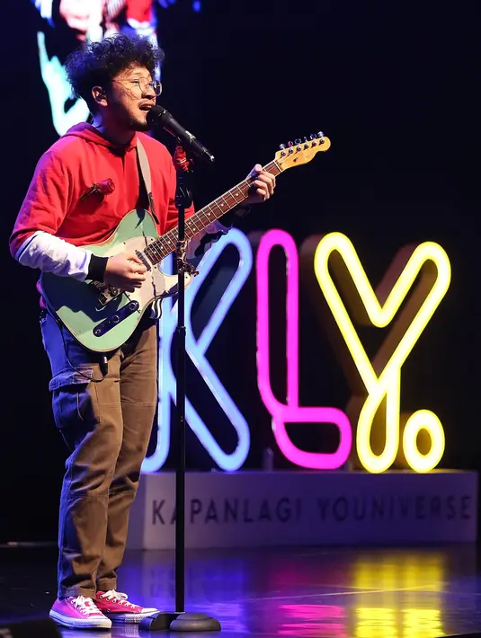 Saat naik ke atas panggung, Kunto langsung disambut teriakan para penonton yang hadir dalam XYZ Creator Award 2018. (Bambang E Ros/Bintang.com)