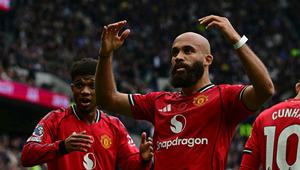 Bryan Mbeumo (tengah) merayakan gol yang dicetaknya ke gawang Tottenham Hotspur setelah menerima umpan manis rekan setimnya di MU, Amad Diallo, pada lanjutan Liga Inggris 2025/2026, Sabtu (8/11/2025) malam WIB. (Ben STANSALL / AFP)