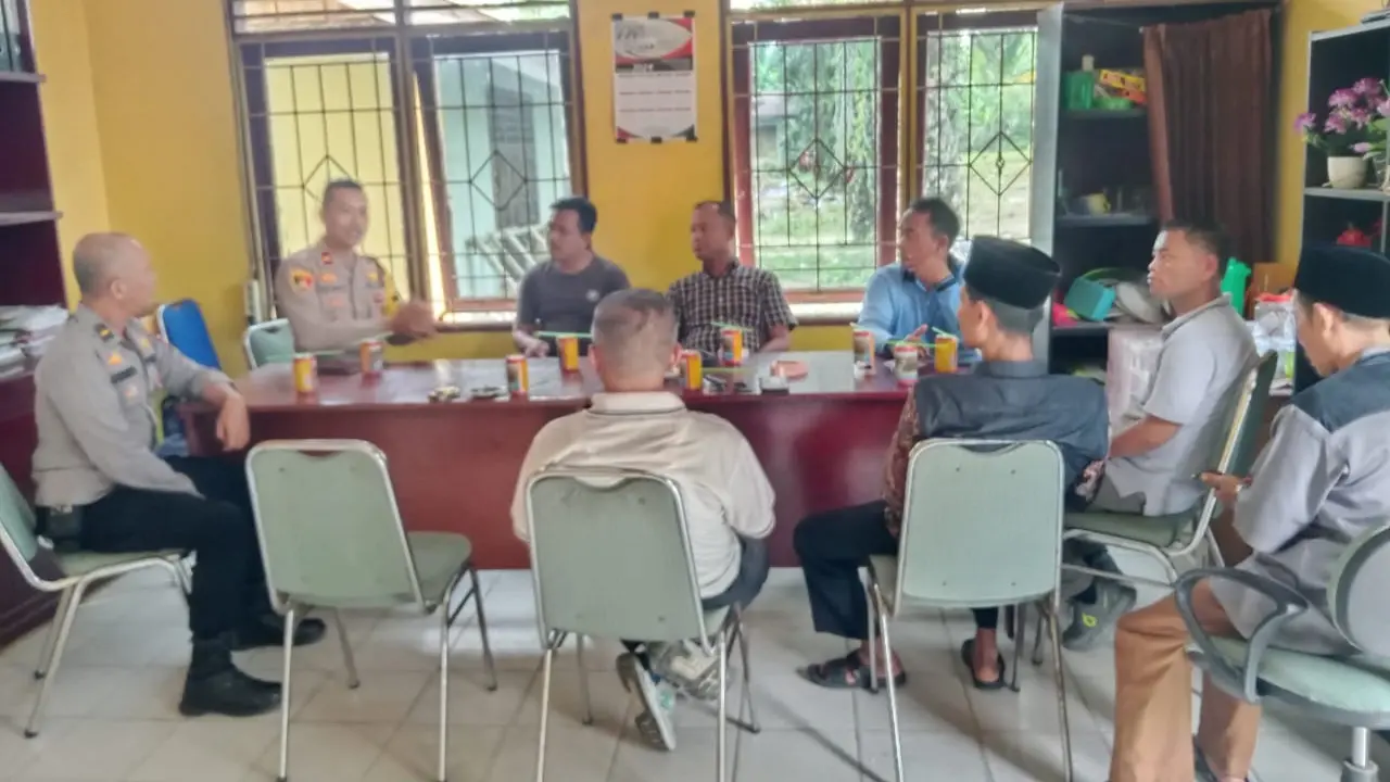 Personel Polres Rokan Hulu bersama aparatur desa dan tokoh masyarakat membahas persiapan Pilkada 2024 di pedesaan.
