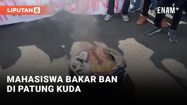 Mahasiswa Bakar Ban di Patung Kuda