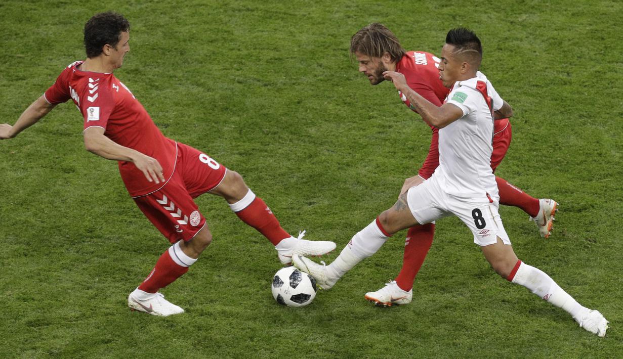 Gelandang Denmark, Thomas Delaney, berebut bola dengan gelandang Peru, Christian Cueva, pada laga Grup C Piala Dunia di Mordovia Arena, Saransk, Sabtu (16/6/2018). Denmark menang 1-0 atas Peru. (AP/Gregorio Borgia)