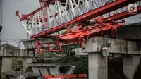 Sejumlah pekerja dan petugas keamanan berada di lokasi ambruknya crane pengerjaan proyek double-double track kereta api di Jatinegara, Jakarta, Minggu (4/2). Belum diketahui secara pasti apa penyebab crane tersebut ambruk. (Liputan6.com/Faizal Fanani)