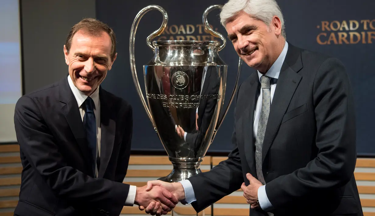 Director of Institutional Relations of Real Madrid CF Emilio Butragueno bersalaman dengan Managing director of Club Atletico de Madrid Clemente Villaverde saat pengundian Semi Final Liga Champions, Swiss (21/4). (Jean-Christophe Bott/Keystone via AP)