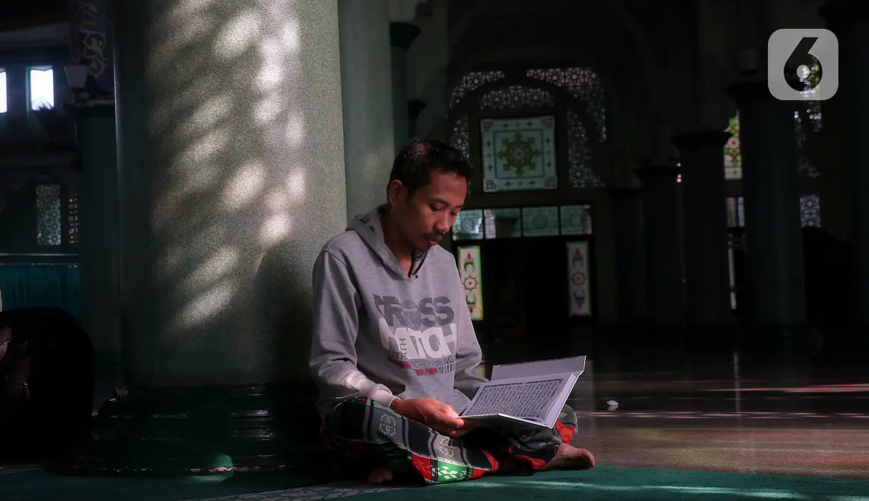 Umat Islam bertadarus Al-Quran di Masjid Raya Al-Azhom, Kota Tangerang, Senin (18/42022). Umat Islam memanfaatkan waktu untuk memperbanyak ibadah dengan membaca dan mengkhatamkan Al-Quran untuk meningkatkan amal ibadah pada bulan Ramadhan. (Liputan6.com/Angga Yuniar)
