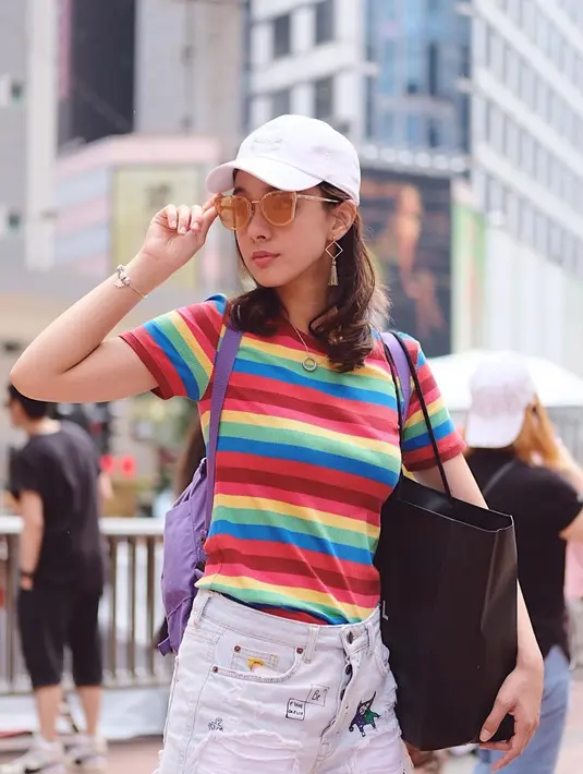 Disibukkan oleh kegiatan syuting setiap harinya, Nasya tak lupa memanjakan diri untuk liburan ke berbagai tempat. Kali ini ia memilih Hongkong untuk berlibur. Penampilannya yang kece dengan kaos, celana jeans dan topi tersebut membuatnya seperti warga lokal. (Liputan6.com/IG/@nasyamarcella)