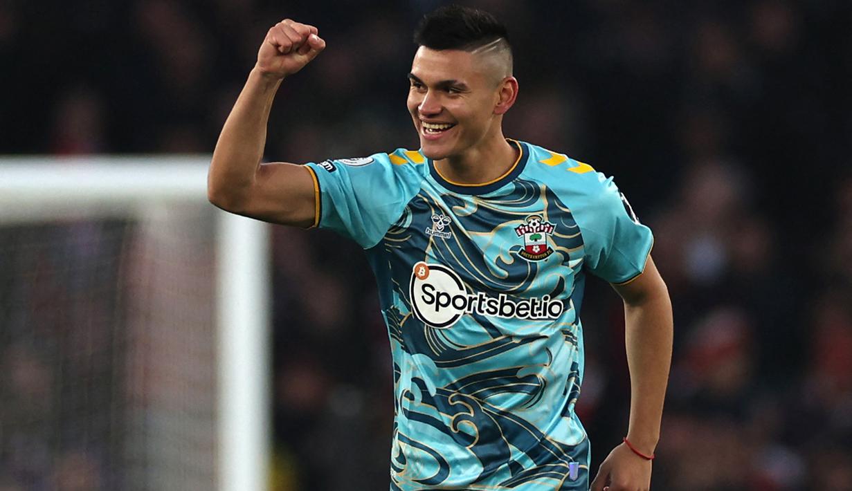 Selebrasi gelandang Southampton, Carlos Alcaraz setelah mencetak gol ke gawang Arsenal pada laga Liga Inggris 2022/2023 di Emirates Stadium, London (21/4/2023). Baru didatangkan Southampton pada tengah musim 2022/2023, Carlos Alcaraz mamapu berkontribusi besar di lapangan tengah The Saints dengan mencetak 4 gol dan 1 assist di Premier League. Dengan usianya yang baru 20 tahun, ia sebaiknya memang mencari klub baru meski belum ada kabar yang meminatinya. (AFP/Adrian Dennis)